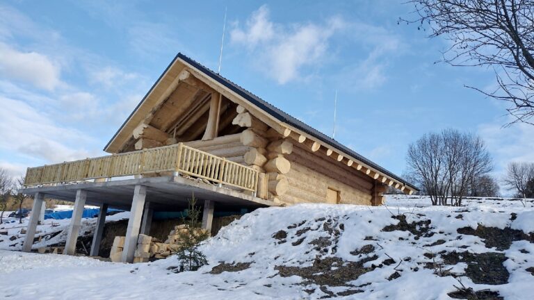 Stavba kanadského zrubového domu, log home | jrloghomes.sk